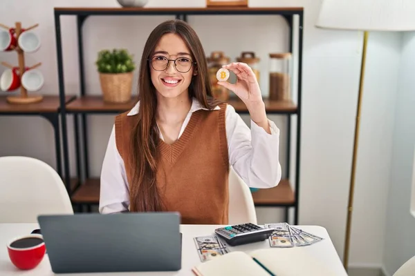 Young Brunette Woman Working Laptop Holding Virtual Currency Bitcoin Looking — Foto de Stock