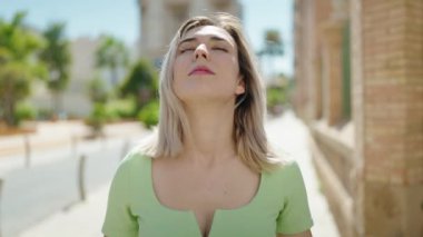 Uzun saçlı güzel bir genç kadının portresi.