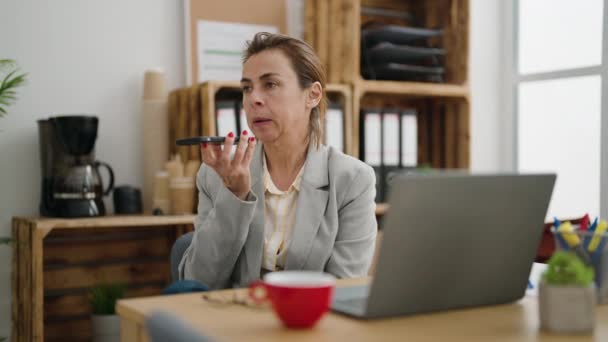 Medelålders Kvinna Företagare Talar Smartphone Kontoret — Stockvideo