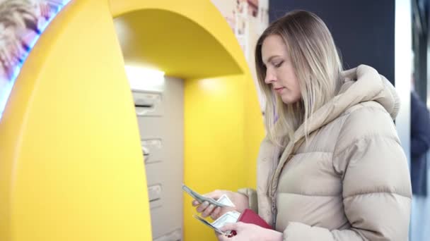 Junge Blonde Frau Hält Dollars Geldautomaten Auf Der Straße — Stockvideo