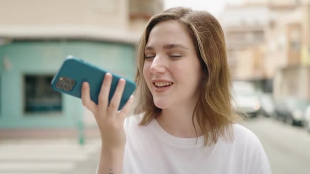 Mladá Žena Mobilním Telefonem — Stock video