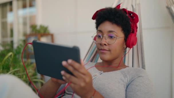 Afričanky Americká Žena Sleduje Film Touchpad Ležící Houpací Síti Domácí — Stock video