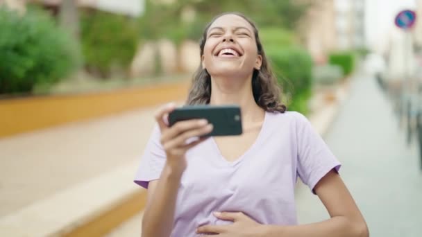 Młoda Kobieta Korzystająca Telefonu Komórkowego — Wideo stockowe