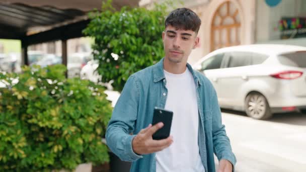Νεαρός Άνδρας Που Χρησιμοποιεί Smartphone Στην Πόλη — Αρχείο Βίντεο