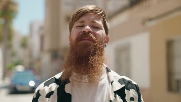 Porträtt Ung Man Med Skägg Och Mustasch Gatan — Stockvideo