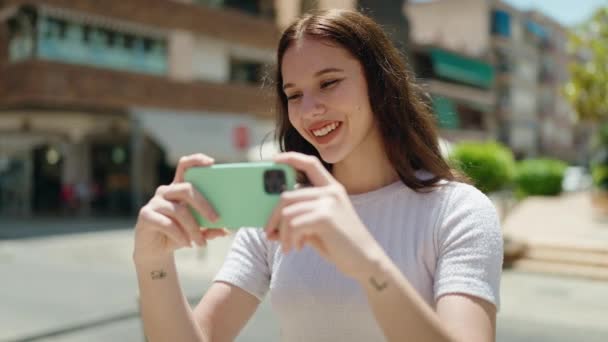 Jovem Com Telefone Celular Livre — Vídeo de Stock