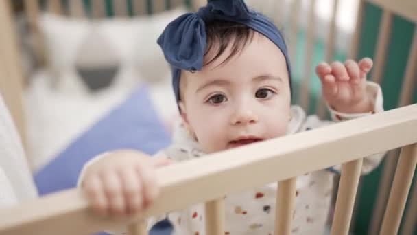 Bedårande Barn Står Vaggan Med Avslappnat Uttryck Sovrummet — Stockvideo
