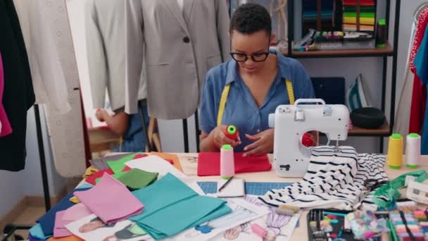 非洲裔美国妇女裁缝在裁缝店里拿着布和线 — 图库视频影像
