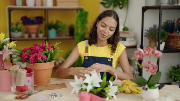 Vacker Ung Kvinnlig Florist Med Krukväxter Butiken — Stockvideo