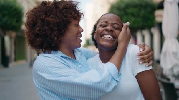 Afro Americanas Madre Hija Abrazándose Besándose Calle — Vídeo de stock