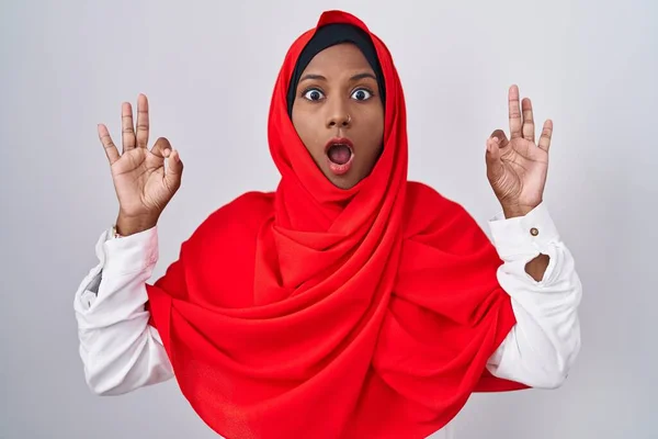 Young Arab Woman Wearing Traditional Islamic Hijab Scarf Looking Surprised — Stockfoto