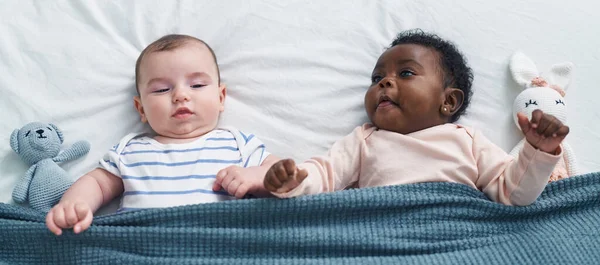 Twee Schattige Baby Glimlachen Zelfverzekerd Liggend Bed Slaapkamer — Stockfoto