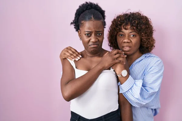 Deux Femmes Africaines Debout Sur Fond Rose Expression Désemparée Confuse — Photo