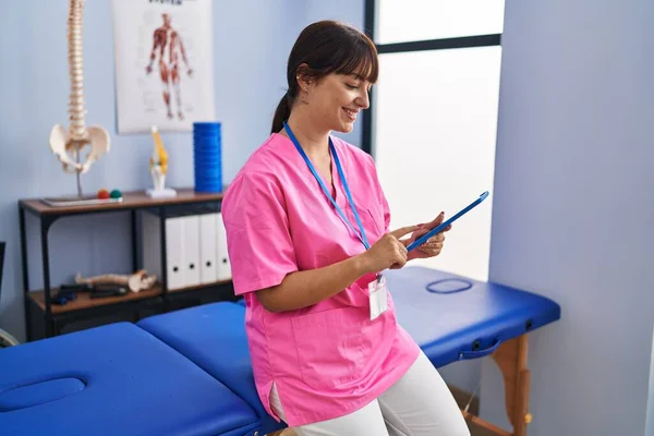 Jovem Bela Mulher Hispânica Fisioterapeuta Sorrindo Confiante Usando Touchpad Clínica — Fotografia de Stock