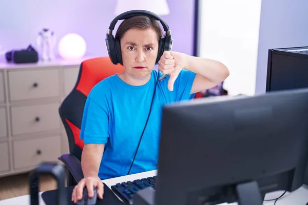 Middle Age Hispanic Woman Playing Video Games Angry Face Negative — Stock Photo, Image