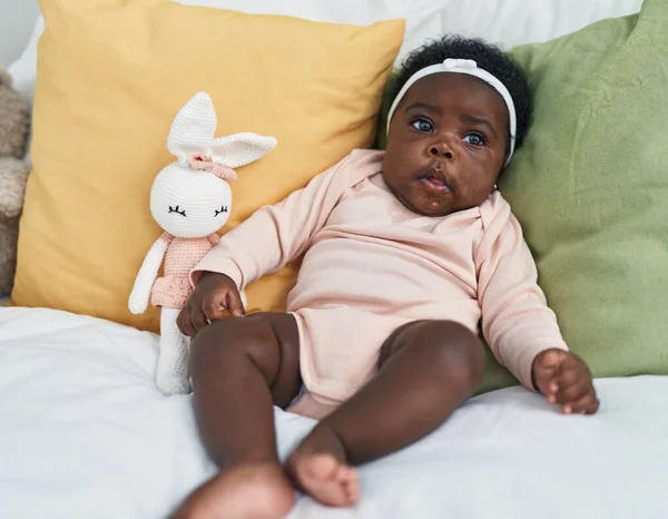 非洲裔美国婴儿躺在床上 在卧室里表情轻松 — 图库照片