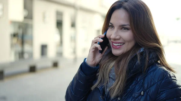Jovem Bela Mulher Hispânica Sorrindo Confiante Falando Smartphone Rua — Fotografia de Stock
