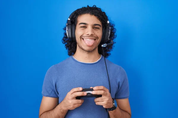 Hispanic Man Curly Hair Playing Video Game Holding Controller Sticking — Zdjęcie stockowe