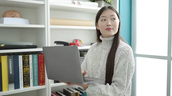 Young Chinese Woman Student Using Laptop Studying Library University — Stock Photo, Image