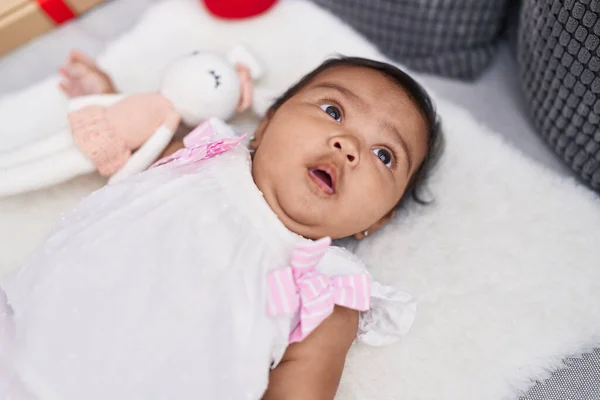 Afrikaans Amerikaans Baby Liggend Bed Met Ontspannen Uitdrukking Thuis — Stockfoto