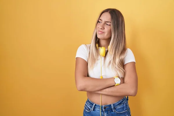 Young Blonde Woman Standing Yellow Background Wearing Headphones Looking Side — Stock Fotó