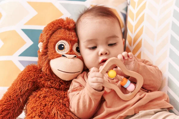 愛らしいHispanic幼児遊びとともにおもちゃ嘘でベッドルーム — ストック写真