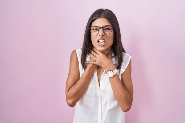 Brunette Young Woman Standing Pink Background Wearing Glasses Shouting Suffocate — Foto de Stock