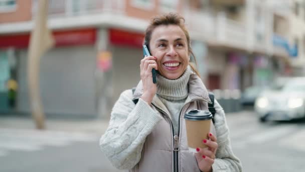 Kobieta Średnim Wieku Rozmawia Przez Smartfona Pijąc Kawę Ulicy — Wideo stockowe