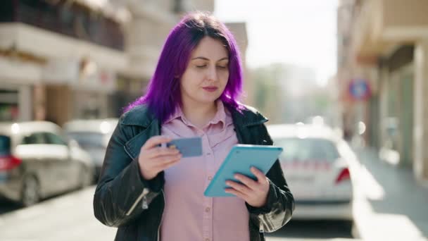 在街上用触摸板和信用卡的年轻女郎 — 图库视频影像