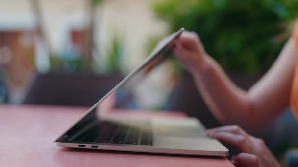 Jovem Mulher Usando Laptop Sentado Mesa Terraço Cafeteria — Vídeo de Stock
