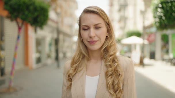 Joven Mujer Rubia Sonriendo Confiada Haciendo Gesto Beso Con Mano — Vídeos de Stock