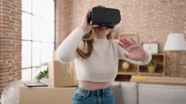 Молодая Блондинка Уверенно Улыбается Используя Очки Виртуальной Реальности Новом Доме — стоковое видео