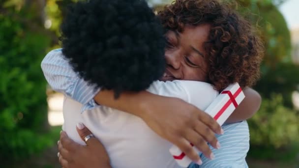 アフリカ系アメリカ人の女性の母親と娘驚きでギフトで公園 — ストック動画