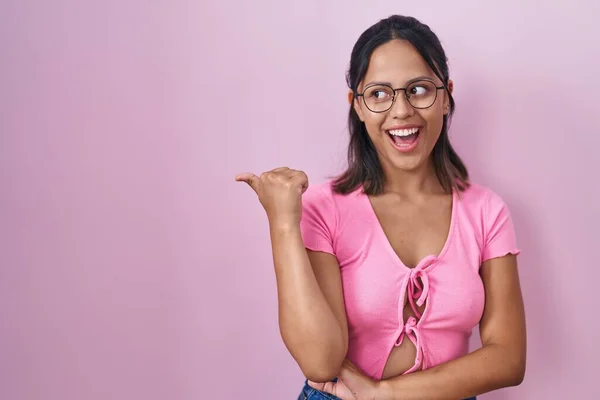 Латиноамериканская Молодая Женщина Стоящая Розовом Фоне Очках Улыбаясь Счастливым Лицом — стоковое фото