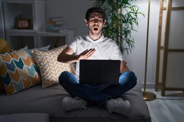 Jovem Hispânico Usando Laptop Casa Noite Fazendo Parar Gesto Com — Fotografia de Stock