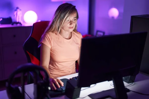 Joven Mujer Rubia Streamer Jugando Videojuego Utilizando Ordenador Sala Juegos — Foto de Stock