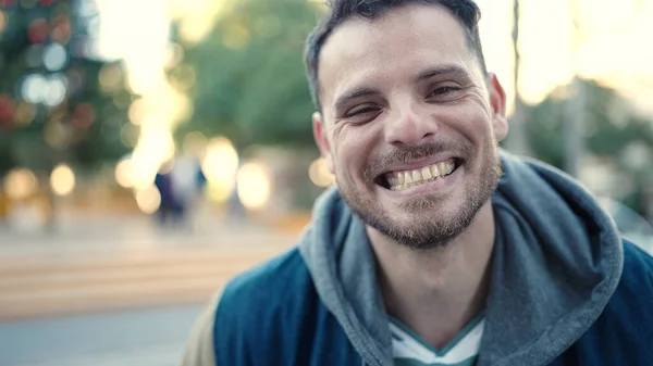 Joven Caucásico Hombre Sonriendo Confiado Parque —  Fotos de Stock