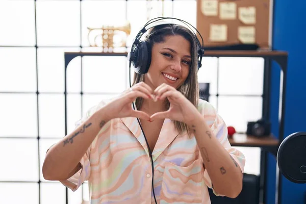 Joven Mujer Hispana Músico Escuchando Música Haciendo Gesto Corazón Con — Foto de Stock