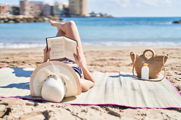 Jonge Spaanse Vrouw Draagt Bikini Zomerhoed Leesboek Aan Zee — Stockfoto