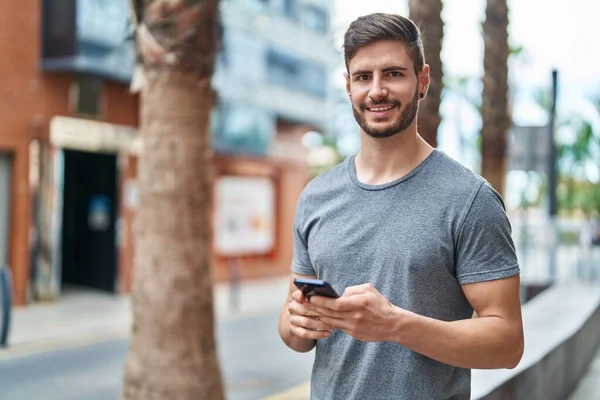 Jovem Caucasiano Sorrindo Confiante Usando Smartphone Rua — Fotografia de Stock
