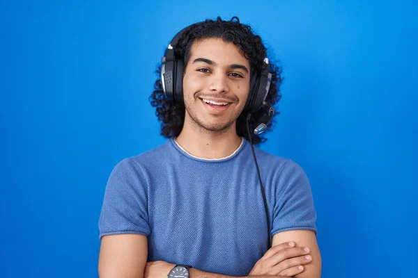 Ισπανόφωνος Άνθρωπος Σγουρά Μαλλιά Ακούγοντας Μουσική Χρησιμοποιώντας Ακουστικά Χαρούμενο Πρόσωπο — Φωτογραφία Αρχείου