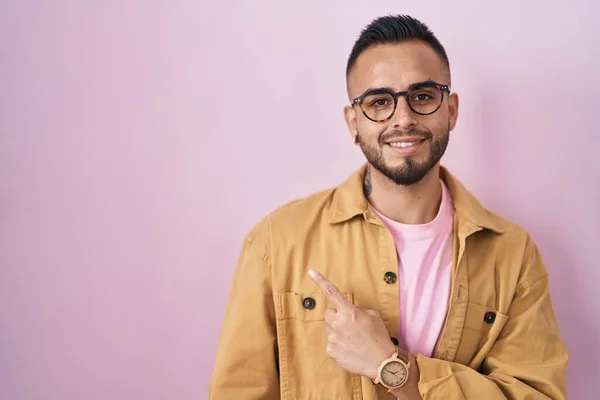Young Hispanic Man Standing Pink Background Cheerful Smile Face Pointing — Stock Photo, Image