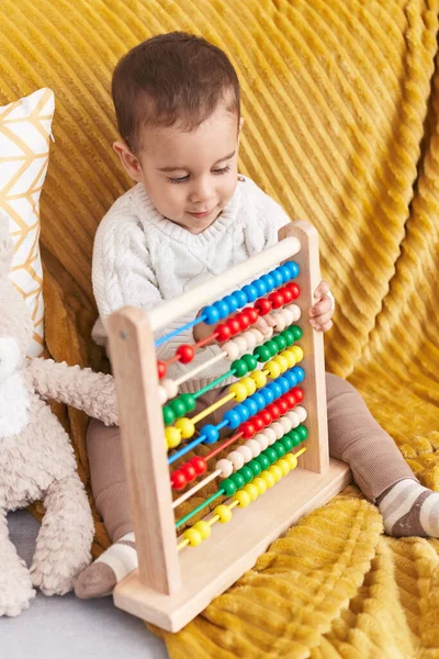 Suloinen Latino Lapsi Leikkii Abacus Istuu Sohvalla Kotona — kuvapankkivalokuva