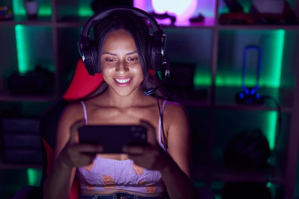 Young Hispanic Woman Streamer Smiling Confident Playing Video Game Gaming — Photo