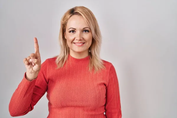Blondýny Žena Stojící Nad Izolovaným Pozadím Ukazující Ukazující Prstem Číslo — Stock fotografie