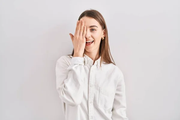 Young Caucasian Woman Standing Isolated Background Covering One Eye Hand — Stock Fotó