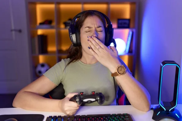 Beautiful Brunette Woman Playing Video Games Wearing Headphones Bored Yawning — Stockfoto