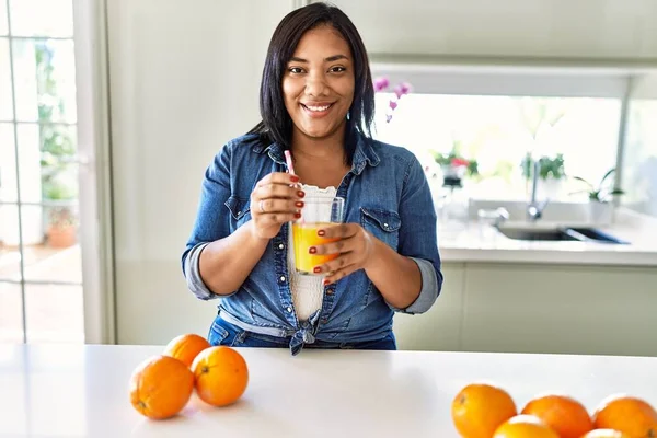 Hispanic Brunette Woman Drinking Glass Fresh Orange Juice Kitchen — Foto de Stock