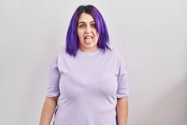 Size Woman Wit Purple Hair Standing Isolated Background Sticking Tongue — Stok fotoğraf