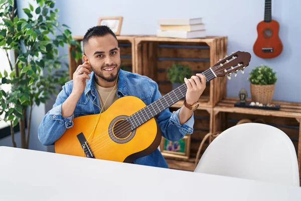 Jovem Hispânico Tocando Guitarra Clássica Sentado Mesa Casa — Fotografia de Stock